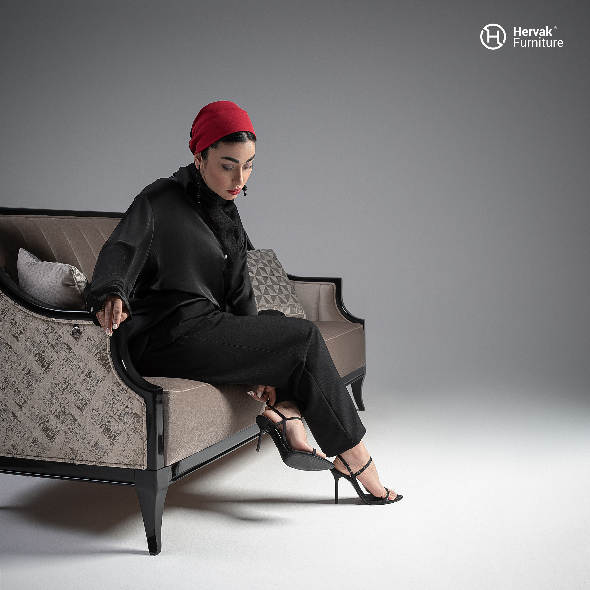 طراحی پشت مبل کلاسیک لیندا هرواک با خطوط منحنی و ظرافت سنتی