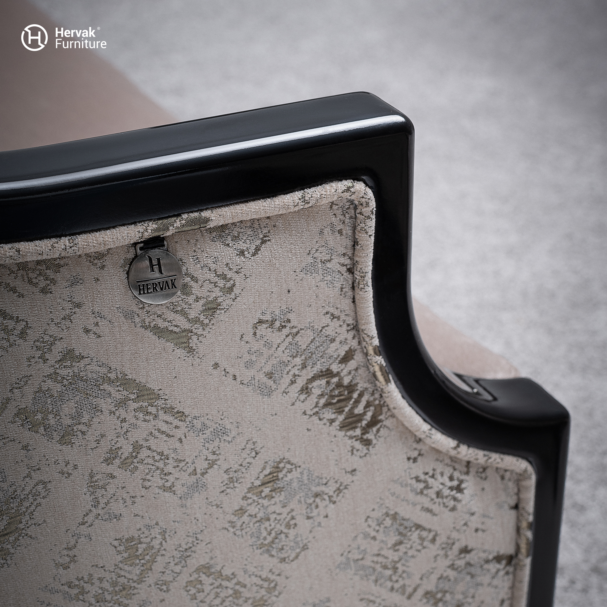 دکوراسیون نشیمن شیک با مبل کلاسیک لیندا از برند هرواک